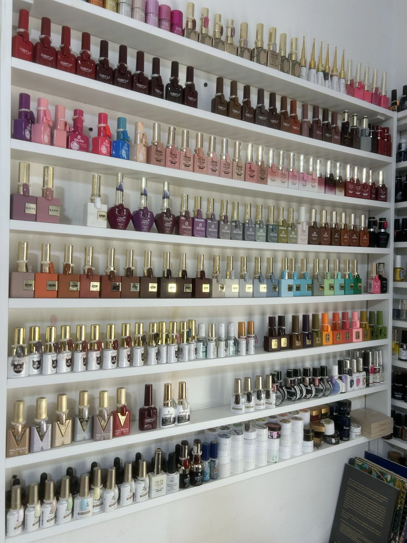 Interior do estúdio Spagnuolo Designer com a coleção de esmaltes organizada