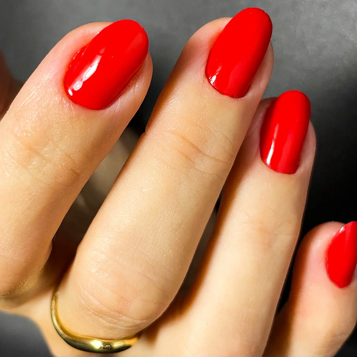 Unhas vermelhas clássicas em close com acabamento brilhante