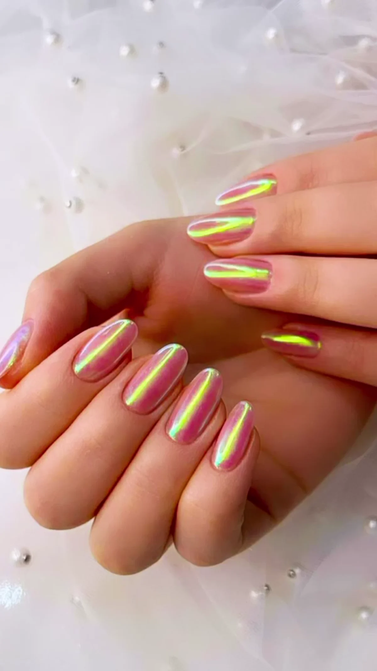 Unhas cromadas em tons de rosa e dourado