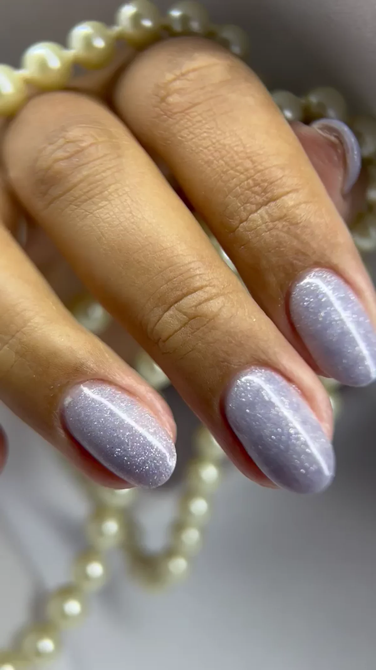 Unhas prateadas com brilho perolado