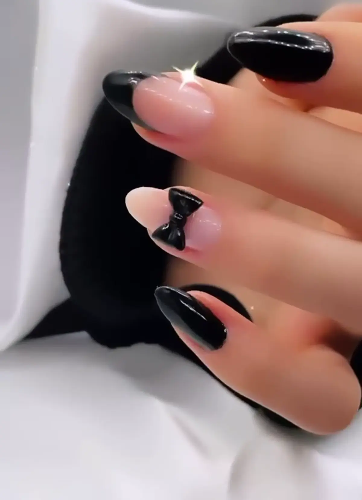 Unhas pretas e nude com detalhe de laço